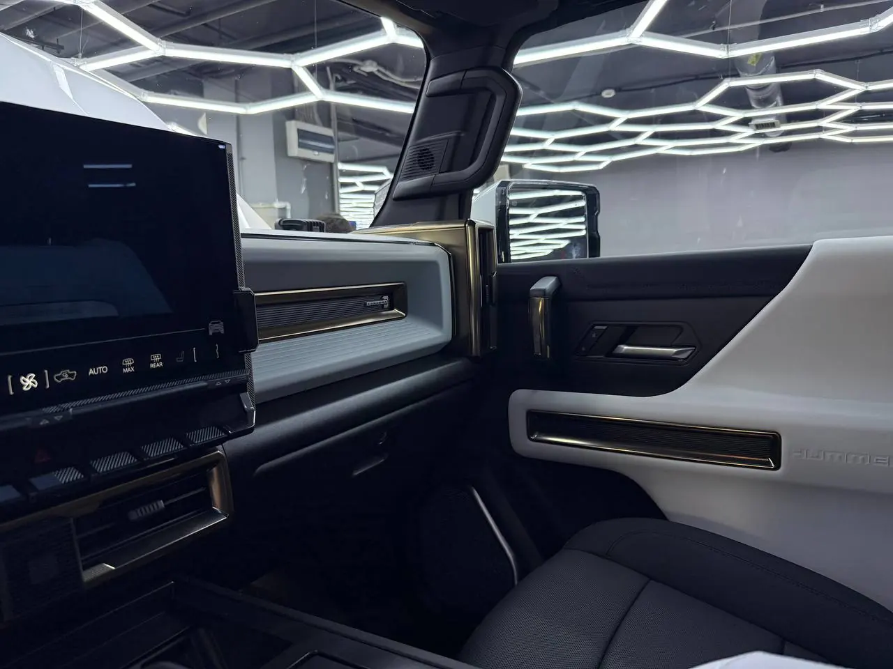 Полная защита GMC Hummer EV: оклейка кузова, черного глянца, лобового и панорамы